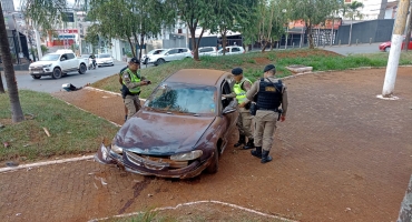 Motorista foge após invadir praça em rotatória na cidade de Patos de Minas Motorista foge após invadir praça em rotatória na cidade de Patos de Minas