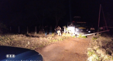 Passageiro de caminhão que transportava trator roubado em fazenda é morto após motorista tentar jogar veículo contra policiais militares em Presidente Olegário Passageiro de caminhão que transportava trator roubado em fazenda é morto após motorista tentar jogar veículo contra policiais militares em Presidente Olegário