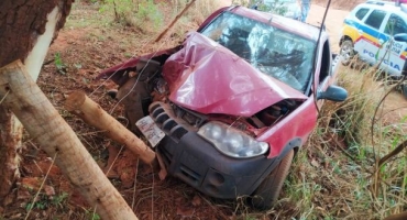 Motorista embriagado colide veículo contra árvore em estrada vicinal de Patos de Minas Motorista embriagado colide veículo contra árvore em estrada vicinal de Patos de Minas