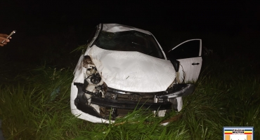 Após aquaplanar carro capota e deixa passageiros feridos, no município de Serra do Salitre Após aquaplanar carro capota e deixa passageiros feridos, no município de Serra do Salitre