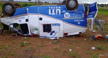 Paciente e filho ficam feridos em capotamento de ambulância na BR-146 no Distrito de Brejo Bonito Paciente e filho ficam feridos em capotamento de ambulância na BR-146 no Distrito de Brejo Bonito