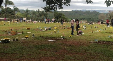Dia de Finados contou com grande movimentação nos cemitérios em Patos de Minas