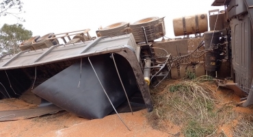 Motorista desvia a atenção com abacate e tomba bitrem carregado de sorgo na MG-188 Motorista desvia a atenção com abacate e tomba bitrem carregado de sorgo na MG-188