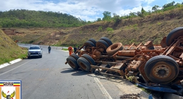 Serra da Catiara: caminhão tomba e deixa condutor ferido Serra da Catiara: caminhão tomba e deixa condutor ferido