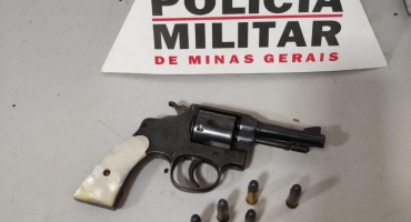 Idoso de 80 anos tenta forçar namoro com prima e acaba preso por posse ilegal de arma de fogo e perturbação de sossego Idoso de 80 anos tenta forçar namoro com prima e acaba preso por posse ilegal de arma de fogo e perturbação de sossego