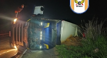 Combinação veicular carregada com repolho tomba na BR-354; no município de Rio Paranaíba Combinação veicular carregada com repolho tomba na BR-354; no município de Rio Paranaíba