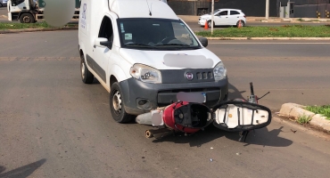 Condutora de motocicleta fica ferida após ser atingida por veículo que avançou parada obrigatória Condutora de motocicleta fica ferida após ser atingida por veículo que avançou parada obrigatória