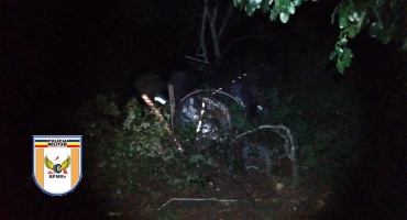 Motorista fica ferido após caminhão cair em córrego entre Lagoa Formosa e Patos de Minas na BR-354 Motorista fica ferido após caminhão cair em córrego entre Lagoa Formosa e Patos de Minas na BR-354