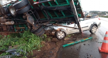 Caminhão roda na pista e atinge automóvel na BR-365 em Patos de Minas; motorista do carro fica ferido Caminhão roda na pista e atinge automóvel na BR-365 em Patos de Minas; motorista do carro fica ferido