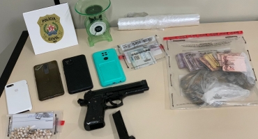 Casal é detido por tráfico de drogas em Carmo do Paranaíba Casal é detido por tráfico de drogas em Carmo do Paranaíba