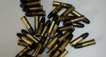 Homem tenta fugir da polícia, mas acaba preso com mais de 30 munições intactas em Carmo do Paranaíba Homem tenta fugir da polícia, mas acaba preso com mais de 30 munições intactas em Carmo do Paranaíba