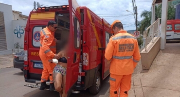 Homem enfurecido esfaqueia três pessoas e agride irmã em Patos de Minas Homem enfurecido esfaqueia três pessoas e agride irmã em Patos de Minas