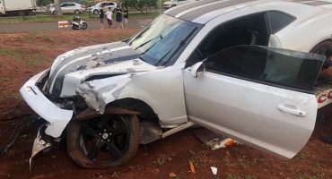 Adolescente pega chave de carro de luxo escondido do sogro e colide veículo em muro de residência Adolescente pega chave de carro de luxo escondido do sogro e colide veículo em muro de residência