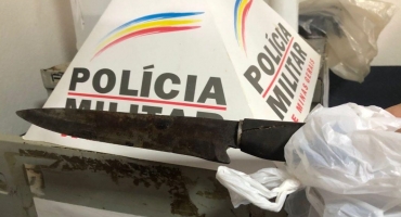 Patos de Minas: mulher é esfaqueada por vizinho, mente que se cortou com caco de vidro e morre no hospital Patos de Minas: mulher é esfaqueada por vizinho, mente que se cortou com caco de vidro e morre no hospital