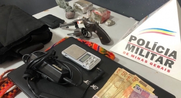Mulher que cumpre prisão domiciliar é presa com drogas e arma de fogo em Patos de Minas Mulher que cumpre prisão domiciliar é presa com drogas e arma de fogo em Patos de Minas