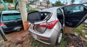 Acidente em semáforo na cidade de Patos de Minas deixa duas pessoas feridas Acidente em semáforo na cidade de Patos de Minas deixa duas pessoas feridas