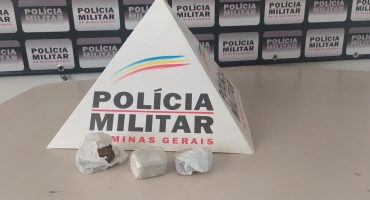 Polícia Militar de Carmo do Paranaíba apreende droga e encaminha duas pessoas para a delegacia Polícia Militar de Carmo do Paranaíba apreende droga e encaminha duas pessoas para a delegacia