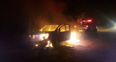 Incêndio consome veículo na zona rural de Patos de Minas Incêndio consome veículo na zona rural de Patos de Minas