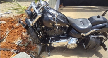 Motociclista abandona “Harley Davidson” após colidir veículo contra muro de empresa em Patos de Minas Motociclista abandona “Harley Davidson” após colidir veículo contra muro de empresa em Patos de Minas