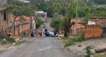 Motorista inabilitada capota carro com filhas de 2 e 15 anos em Patos de Minas Motorista inabilitada capota carro com filhas de 2 e 15 anos em Patos de Minas