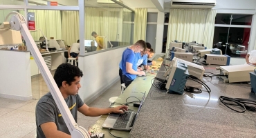 Alunos de Engenharia Elétrica desenvolvem fonte de tensão para experimento Alunos de Engenharia Elétrica desenvolvem fonte de tensão para experimento