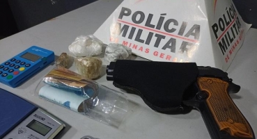 Indivíduo que cumpre pena de prisão domiciliar é preso com drogas e réplica de arma de fogo em Patos de Minas Indivíduo que cumpre pena de prisão domiciliar é preso com drogas e réplica de arma de fogo em Patos de Minas