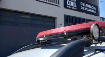 Homem mostrar órgão genital para mulher e filhos menores em Patos de Minas e acaba preso pela Polícia Militar Homem mostrar órgão genital para mulher e filhos menores em Patos de Minas e acaba preso pela Polícia Militar