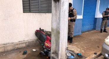 Motoqueiro colide contra poste, carro e parede de casa em Patos de Minas Motoqueiro colide contra poste, carro e parede de casa em Patos de Minas