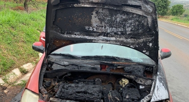 Automóvel pega fogo na BR-354 no município de Lagoa Formosa Automóvel pega fogo na BR-354 no município de Lagoa Formosa