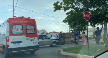 Patos de Minas: garota de 9 anos fica ferida após condutora de automóvel avançar parada obrigatória e provocar acidente Patos de Minas: garota de 9 anos fica ferida após condutora de automóvel avançar parada obrigatória e provocar acidente