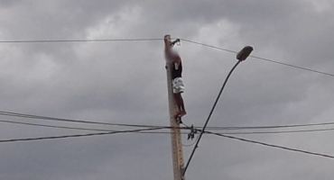 Homem sobe em poste de iluminação pública em Patos de Minas e mobiliza equipes dos bombeiros, SAMU e Polícia Militar Homem sobe em poste de iluminação pública em Patos de Minas e mobiliza equipes dos bombeiros, SAMU e Polícia Militar
