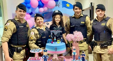 Carmo do Paranaíba – Polícia Militar participa de festa e faz alegria de aniversariante