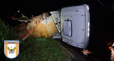 Caminhão carregado com cenoura tomba no trevo de Lagoa Formosa e motorista escapa sem ferimentos Caminhão carregado com cenoura tomba no trevo de Lagoa Formosa e motorista escapa sem ferimentos