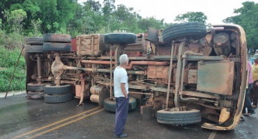BR-354 entre Patos de Minas e Lagoa Formosa fica interditada após caminhão tombar na pista BR-354 entre Patos de Minas e Lagoa Formosa fica interditada após caminhão tombar na pista