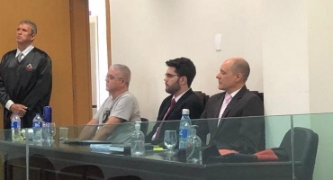 Acusado de matar desafeto a facadas após levar socos no rosto é condenado; mas pena será em regime aberto Acusado de matar desafeto a facadas após levar socos no rosto é condenado; mas pena será em regime aberto
