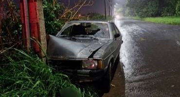 Idosos ficam feridos após carro colidir contra poste de iluminação pública em Patos de Minas Idosos ficam feridos após carro colidir contra poste de iluminação pública em Patos de Minas