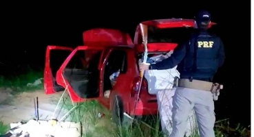 Polícia Rodoviária Federal persegue veículo em fuga por mais de 20 quilômetros na BR-365 Polícia Rodoviária Federal persegue veículo em fuga por mais de 20 quilômetros na BR-365