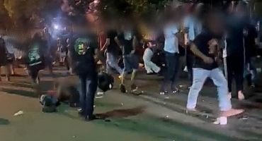 Adolescentes são aprendidos suspeitos de agredir rapaz em via pública após jogo da seleção brasileira (vídeo) Adolescentes são aprendidos suspeitos de agredir rapaz em via pública após jogo da seleção brasileira (vídeo)