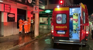 Mulher agride companheiro com pedrada na cabeça no centro de Patos de Minas Mulher agride companheiro com pedrada na cabeça no centro de Patos de Minas