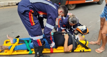 Idosa e motociclista ficam feridos durante atropelamento no centro de Patos de Minas Idosa e motociclista ficam feridos durante atropelamento no centro de Patos de Minas