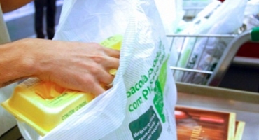 Procon de Patos de Minas notifica comércios que estariam cobrando por sacolas de forma irregular
