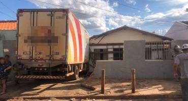 Perigo: caminhão sem freios invade casa em Patos de Minas Perigo: caminhão sem freios invade casa em Patos de Minas