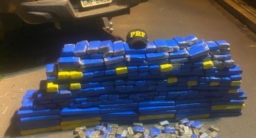 Após tentativa de fuga, PRF apreende cerca de 190 kg de maconha na BR-365 Após tentativa de fuga, PRF apreende cerca de 190 kg de maconha na BR-365