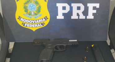 PRF apreende arma de fogo e munições dentro de veículo na BR365 em Patos de Minas PRF apreende arma de fogo e munições dentro de veículo na BR365 em Patos de Minas