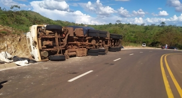 Motorista perde controle direcional e tomba carreta em estrada da cidade de Coromandel Motorista perde controle direcional e tomba carreta em estrada da cidade de Coromandel