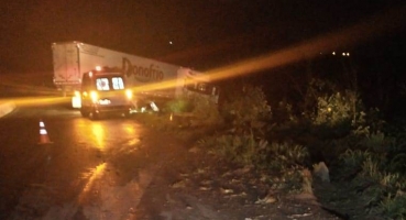 Motorista de caminhão trator perde controle direcional na BR-354 e combinação sai da pista Motorista de caminhão trator perde controle direcional na BR-354 e combinação sai da pista