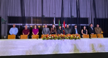 Carmo do Paranaíba – Em noite de honrarias, Câmara Municipal realiza Sessão Solene e homenageia 23 pessoas e instituições do município Carmo do Paranaíba – Em noite de honrarias, Câmara Municipal realiza Sessão Solene e homenageia 23 pessoas e instituições do município