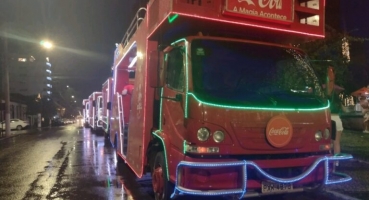 Mesmo com chuva, patenses recebem a caravana da Coca-Cola, na Avenida Getúlio Vargas