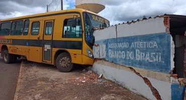 Patos de Minas - Passageiro confunde botão, desengata ônibus, que desce rua e bate em muro de clube Patos de Minas - Passageiro confunde botão, desengata ônibus, que desce rua e bate em muro de clube