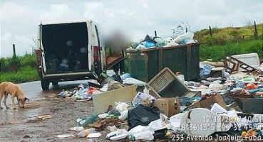 Veículo flagrado descartando lixo de forma irregular em trevo de acesso ao aterro sanitário é multado